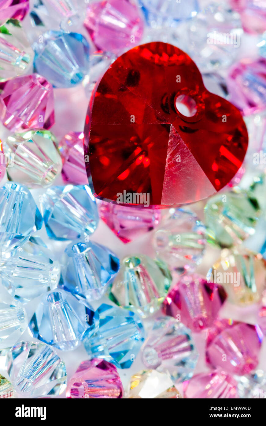 Vista dettagliata del cuore rosso su minuscole perline di vetro Foto Stock