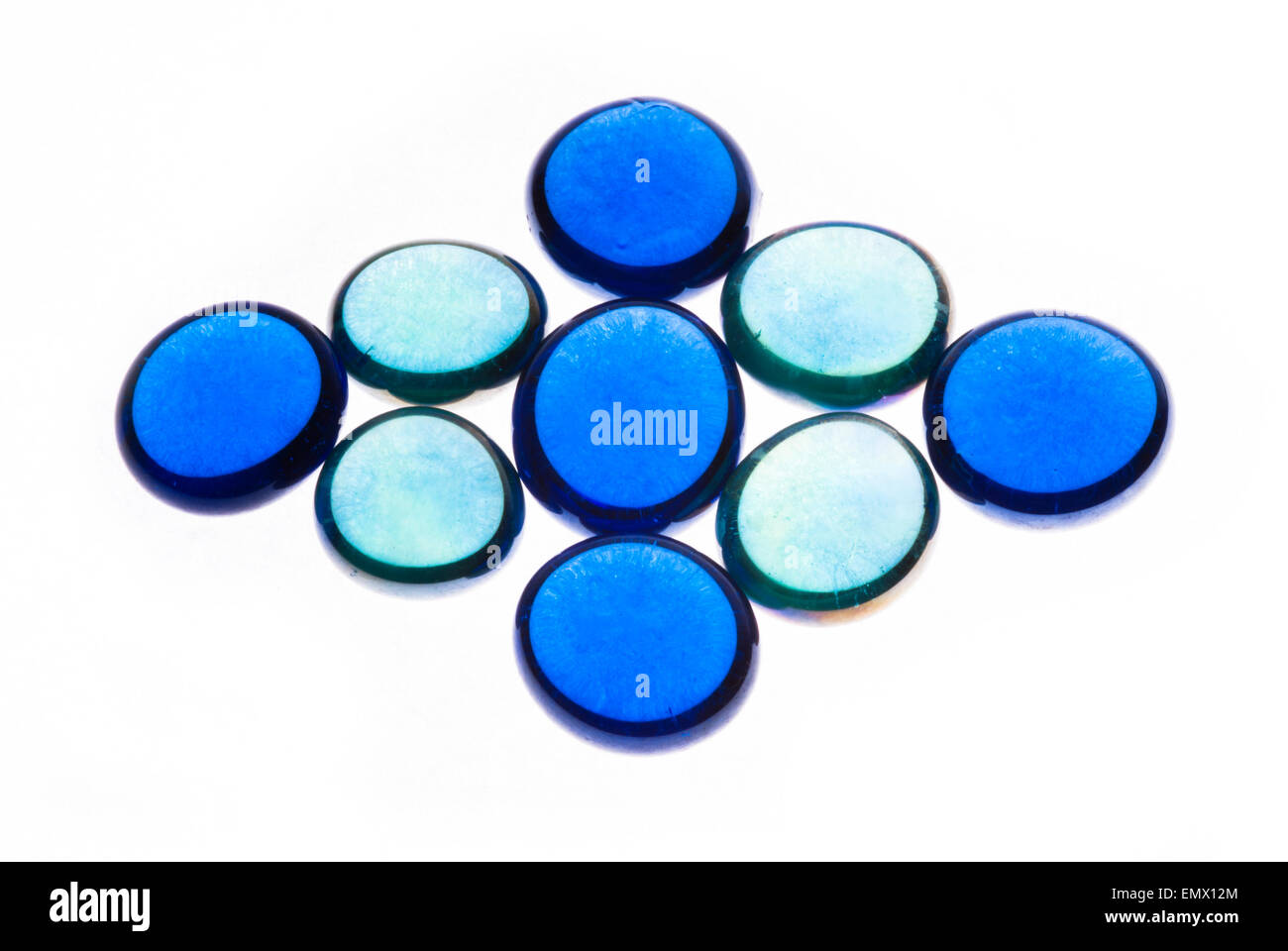 Perle di vetro su uno sfondo bianco Closeup Foto Stock