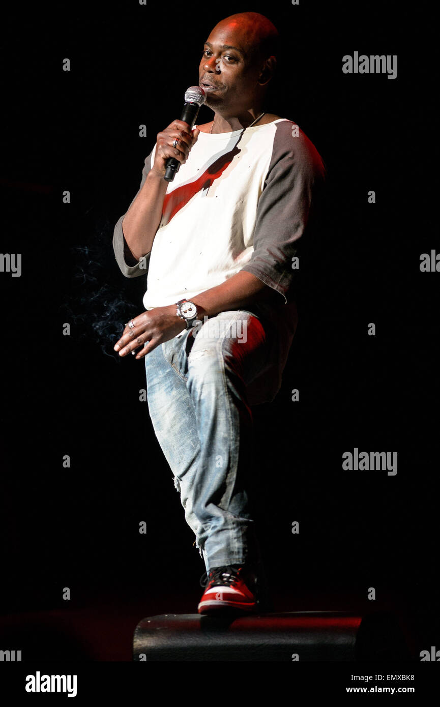 Miami Beach, FL, Stati Uniti d'America. Xii Apr, 2015. Dave Chappelle compie durante il 2015 South Beach Comedy Festival presso il Fillmore Miami Beach a Jackie Gleason Theater © Jason Koerner/ZUMA filo/ZUMAPRESS.com/Alamy Live News Foto Stock