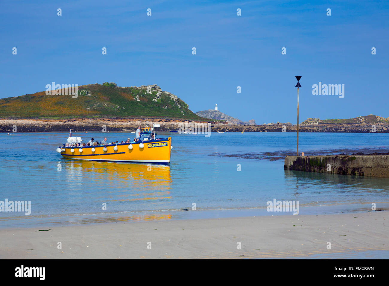 St Martin's; Golden arrivando a spruzzo; Isole Scilly; Regno Unito Foto Stock