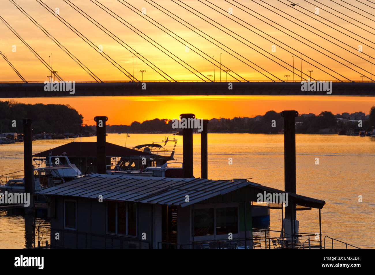 Tramonto sul fiume Sava sotto il ponte del cavo Foto Stock