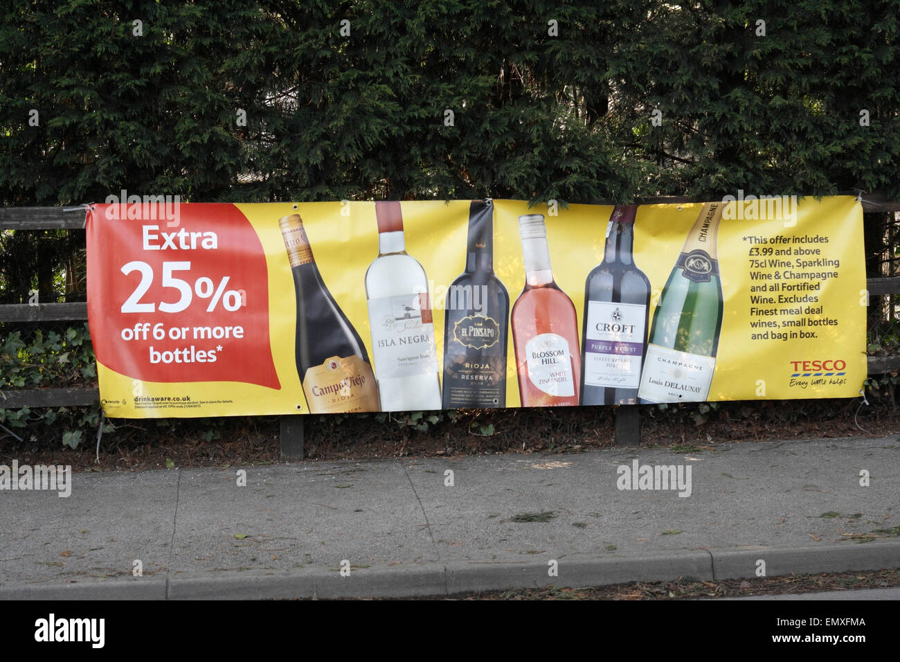 Il vino in offerta al supermercato Tesco annuncio Foto Stock