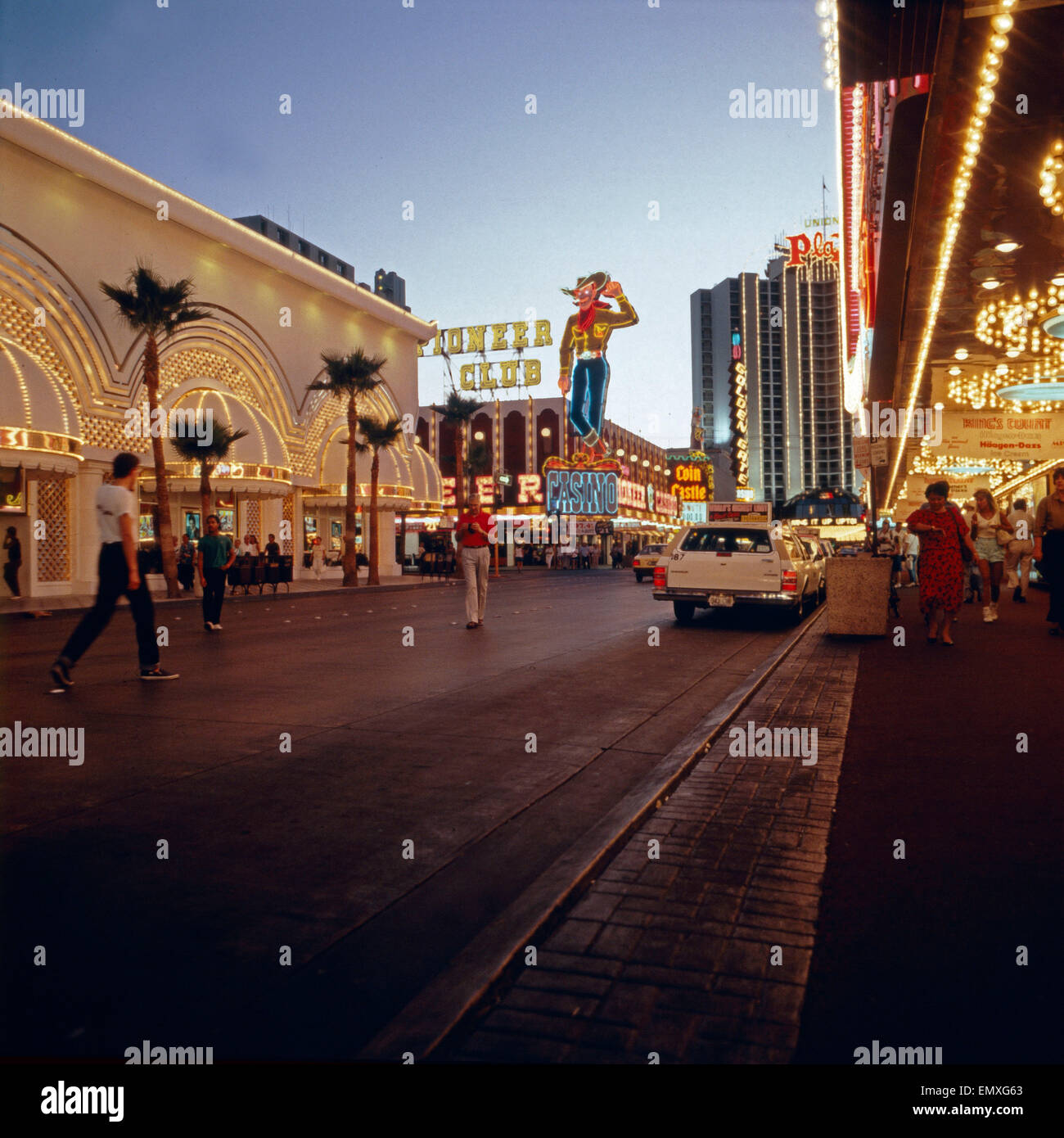 Menschen auf dem Las Vegas Boulevard di Las Vegas, Nevada, STATI UNITI D'AMERICA, Anfang 1980er Jahre. Persone strollin su Las Vegas Boulevard, N Foto Stock
