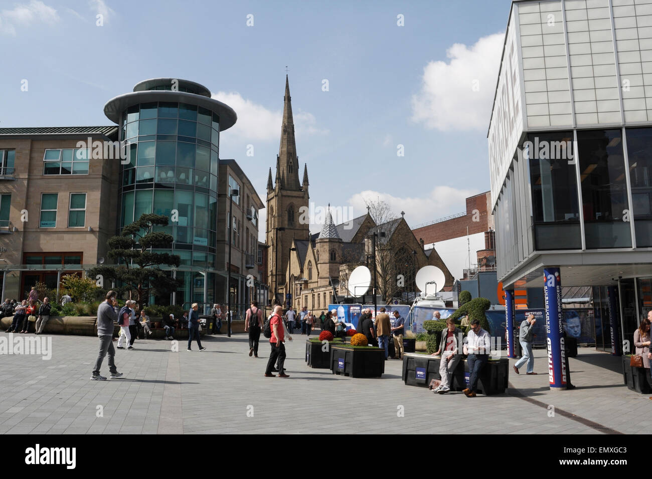 Tudor Square, centro città di Sheffield, Inghilterra, Crucible Theatre e St Marie's Catholic Cathedral, centro della città britannica Foto Stock