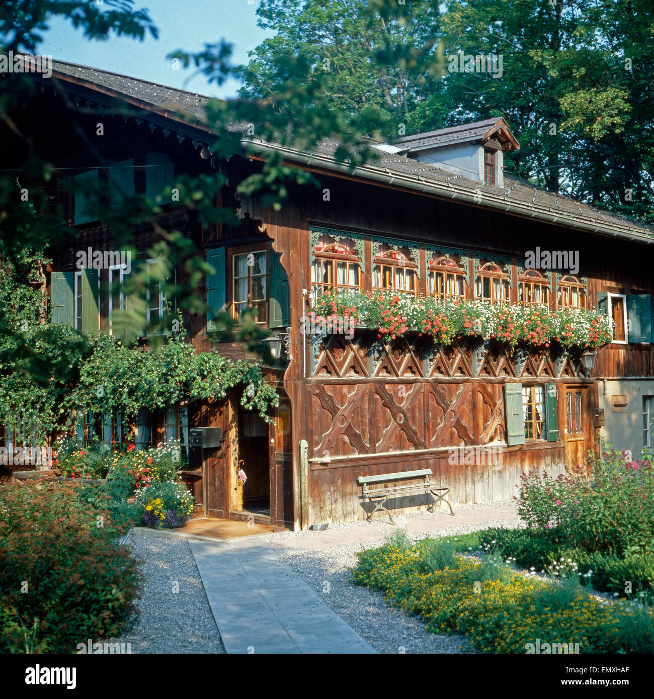 Holzhaus in der Gemeinde Gstaad im Berner Oberland, Schweiz, Anfang 1980er Jahre. Casa di botte presso il villaggio di Gstaad a Berna Foto Stock