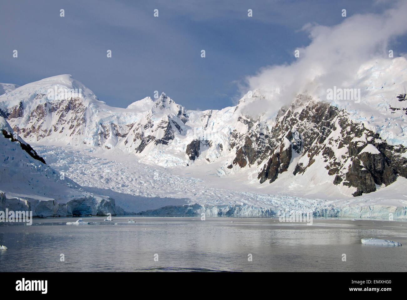 Montagne dalle vette innevate e Glacier Paradise Bay Antartico peninsulare Antartide Foto Stock