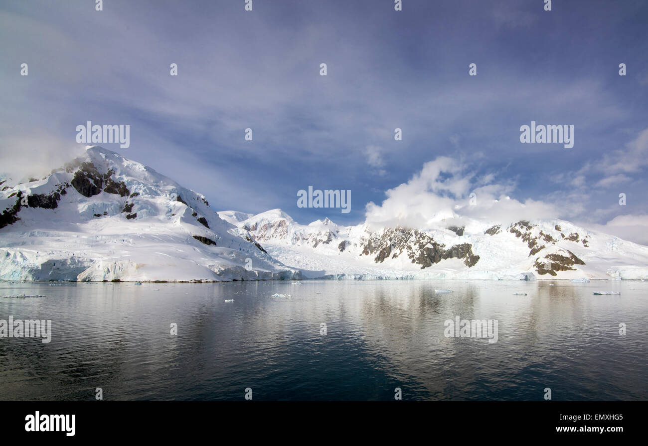 Montagne dalle vette innevate e riflessioni Paradise Bay Antartico peninsulare Antartide Foto Stock