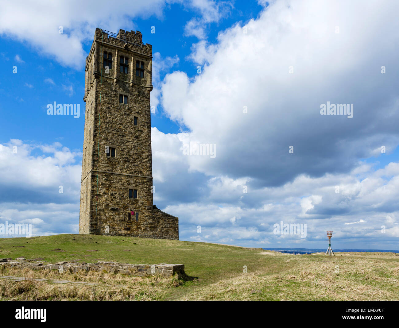 Giubileo o Victoria torre sulla collina del castello, Huddersfield, West Yorkshire, Inghilterra Foto Stock