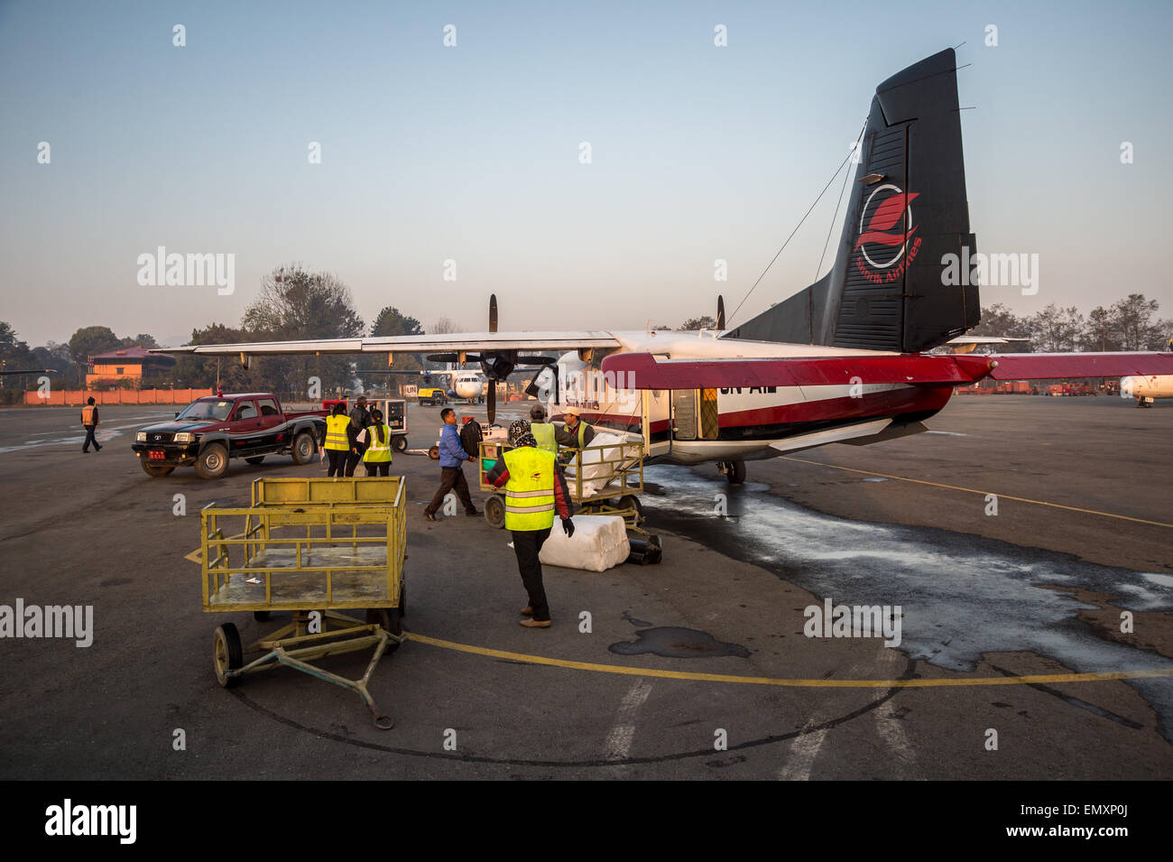 Caricamento dei bagagli su un simrik airlines aereo da Kathmandu a Lukla, in Nepal Foto Stock