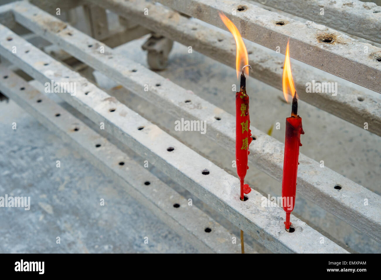 Due rosso cinese candele accese Foto Stock