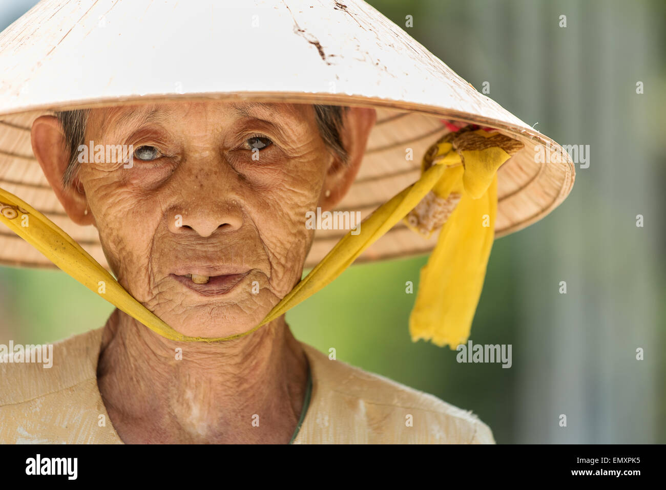 Una donna anziana indossando il tradizionale cappello conico. Foto Stock