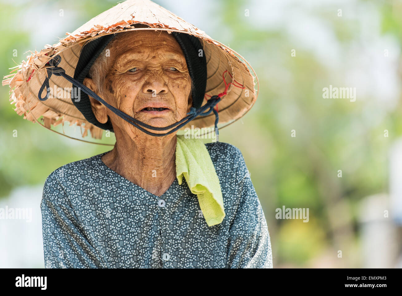 Una donna anziana indossando il tradizionale cappello conico Foto Stock