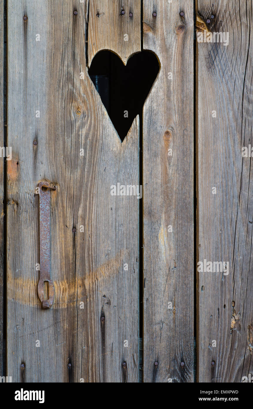 Toilette in legno porta con taglio forma di cuore Foto Stock