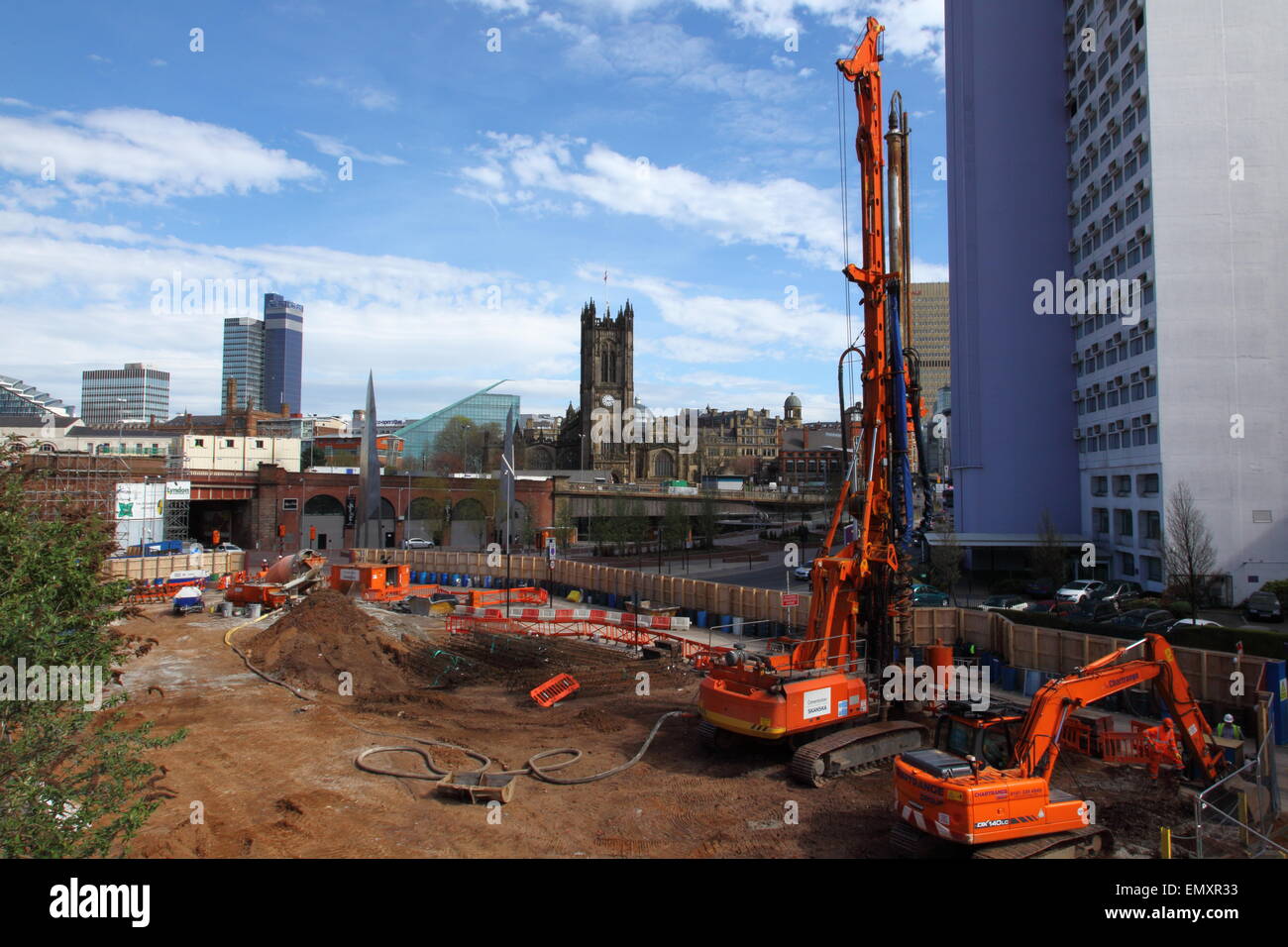 Per impieghi pesanti attrezzature di scavo sul posto di lavoro a un sito di costruzione a Salford vicino al centro della città di Manchester. Foto Stock