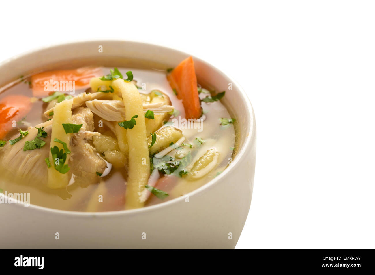 Ciotola di zuppa di pollo con verdure, tagliatelle e prezzemolo isolate su sfondo bianco con tracciato di ritaglio Foto Stock