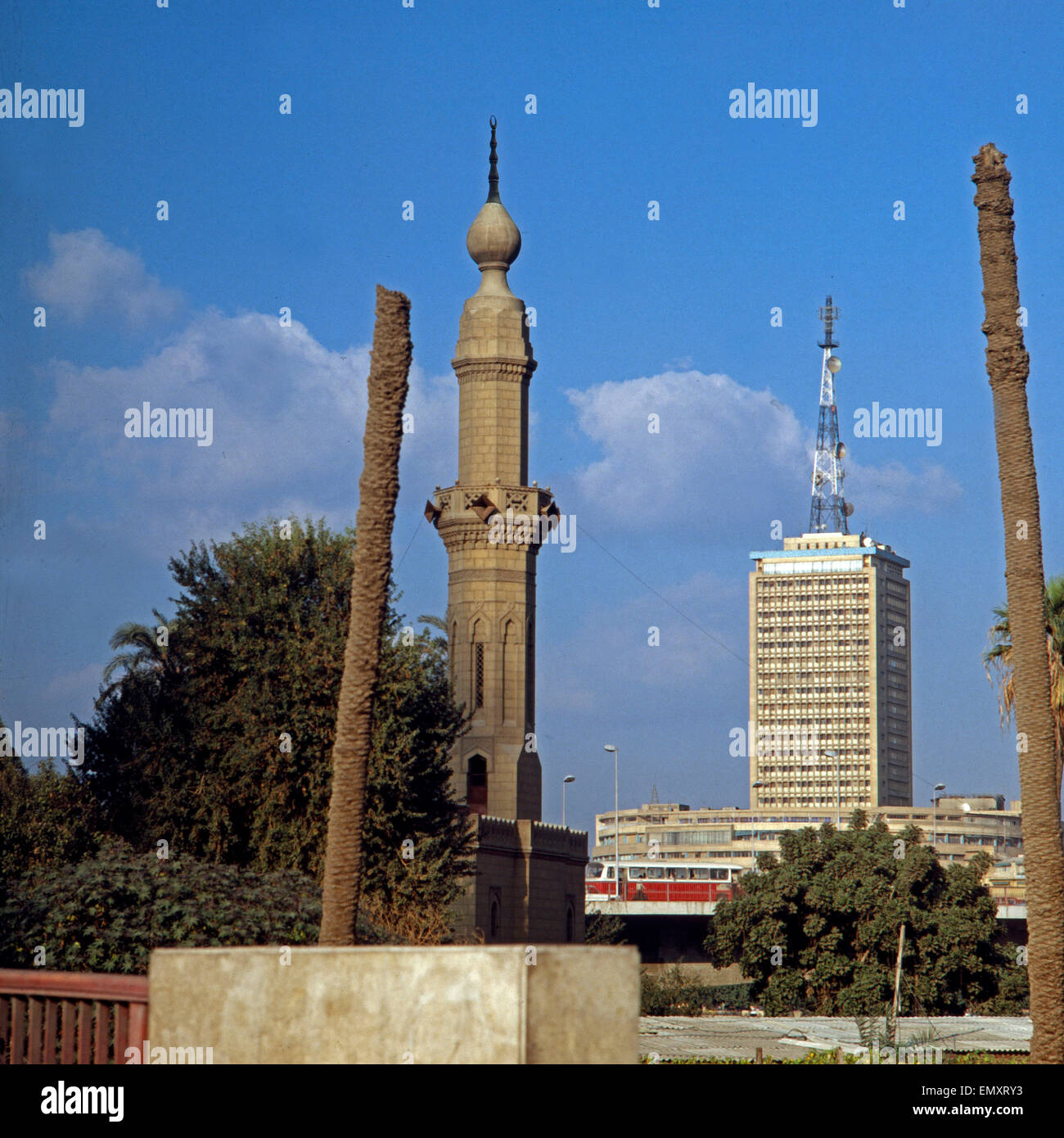 Die zentrale der ägyptischen Radio und Fernsehgesellschaft mit dem Minarett einer kleinen Moschee in Kairo, Ägypten, Ende 1970er Foto Stock