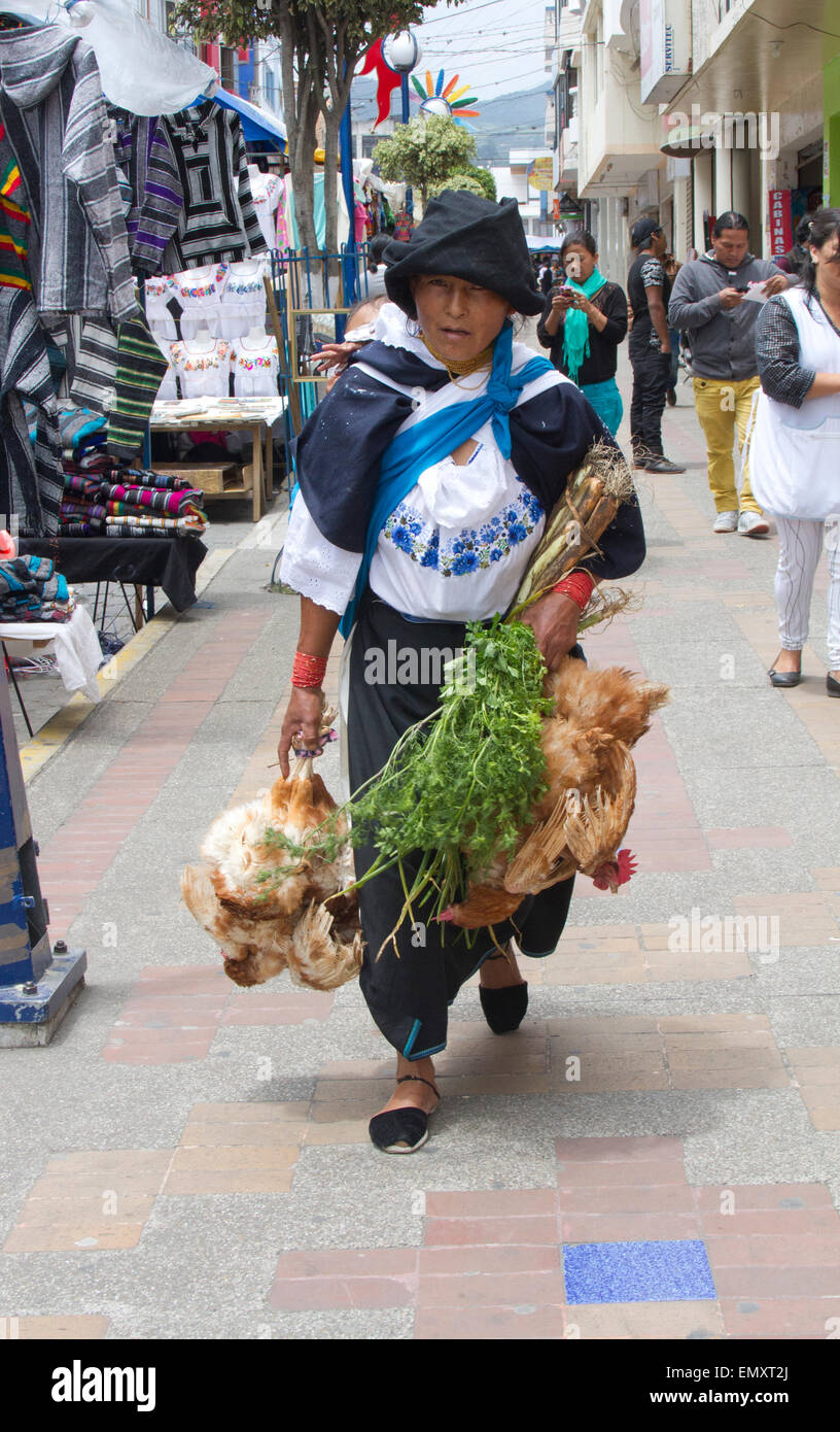 Locale commerciale femmina che trasportano i polli e produrre per la vendita al mercato di Otavalo, Ecuador Foto Stock