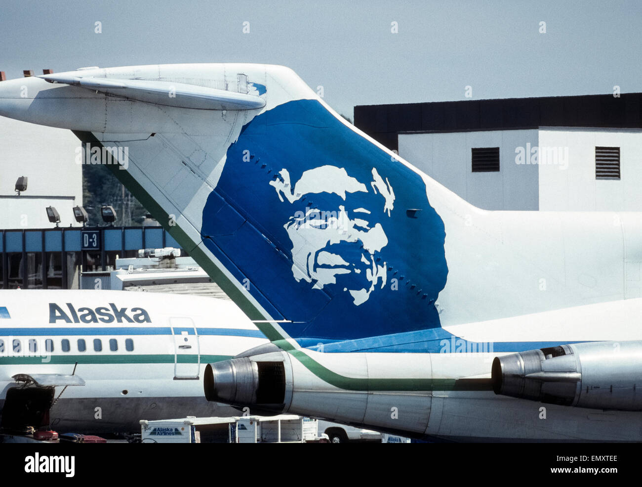 La faccia di un maschio Alaskan nativo è facilmente riconosciuto logo che si vede sulla coda della maggior parte dei piani in Alaska Airlines flotta che ha la sua sede centrale a Aeroporto Internazionale di Seattle-Tacoma nello stato di Washington, USA. Comunemente noto come "l'eschimese face", il logo è stato introdotto negli anni settanta per identificare la compagnia aerea ha la lunga associazione con America's 49th membro in cui la società ha avuto origine nel 1932. Alaska Airlines è il principale vettore aereo da e verso tale stato ed è ora (2016) usa la sesta compagnia aerea più grande. Foto Stock