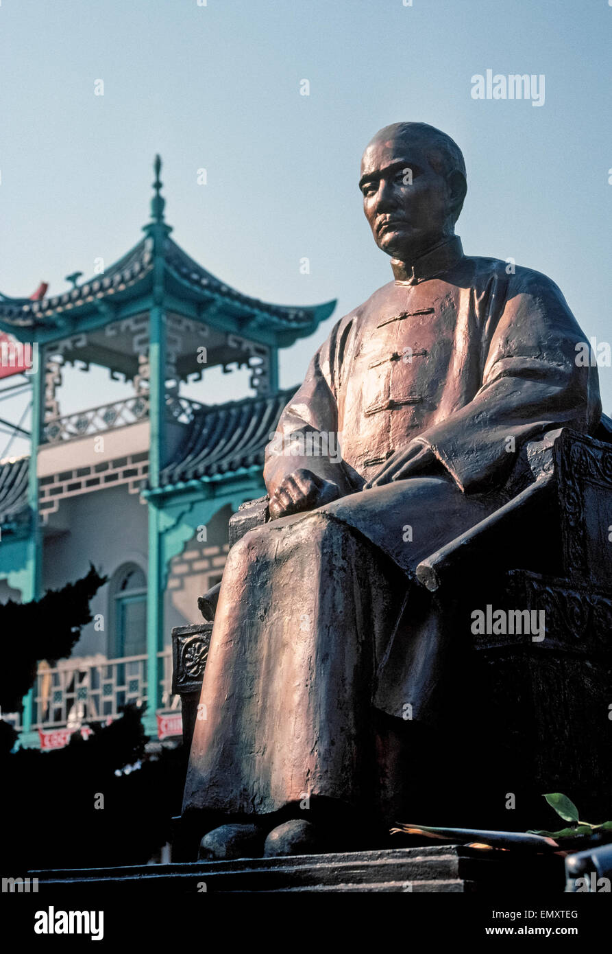 Un tramonto getta ombre su Dr. Sun Yat-sen, il padre fondatore della Repubblica di Cina (ROC), chi è onorato con questo monumento nel centro di Los Angeles, California, USA. Realizzata in Taiwan, la scultura dipinta è stata svelata nella centrale Plaza di L.A. Chinatown nel 1966, 100 anni dopo Sun Yat-sen la nascita. Foto Stock