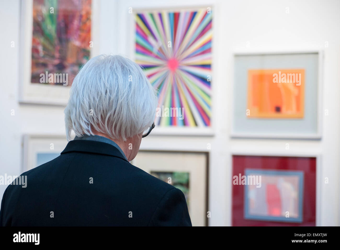 Piccadilly, Londra, Regno Unito. Il 22 aprile, 2015. Soci e Ospiti presso la rassegna stampa del trentesimo London Stampa originale, la fiera più grande d'Europa opere su carta, evento che si svolge presso la Royal Academy of Arts dal 23 al 26 aprile 2015. Sul display sono opere provenienti da tutti i periodi di incisione, fin dalle prime xilografie di Dürer, per le ultime edizioni di maestri contemporanei. Credito: Stephen Chung / Alamy Live News Foto Stock