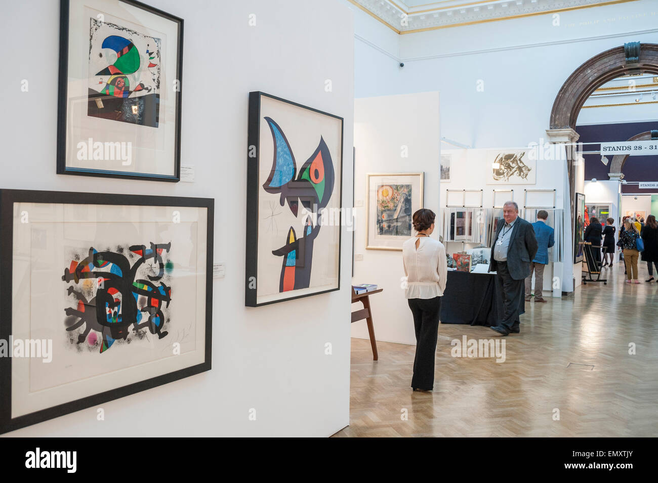 Piccadilly, Londra, Regno Unito. Il 22 aprile, 2015. Soci e Ospiti presso la rassegna stampa del trentesimo London Stampa originale, la fiera più grande d'Europa opere su carta, evento che si svolge presso la Royal Academy of Arts dal 23 al 26 aprile 2015. Sul display sono opere provenienti da tutti i periodi di incisione, fin dalle prime xilografie di Dürer, per le ultime edizioni di maestri contemporanei. Credito: Stephen Chung / Alamy Live News Foto Stock