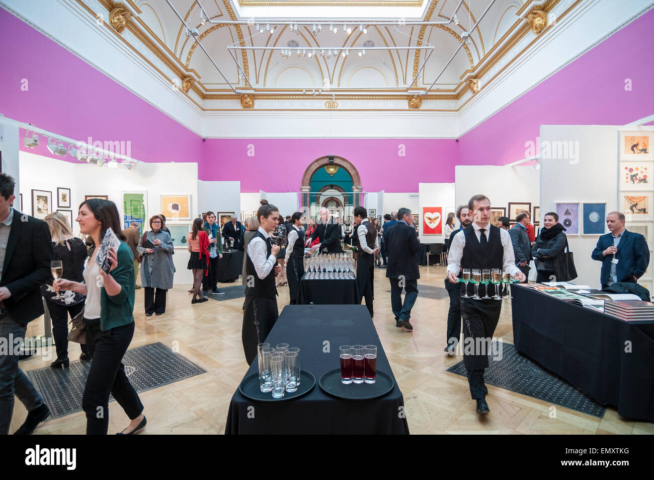 Piccadilly, Londra, Regno Unito. Il 22 aprile, 2015. Soci e Ospiti presso la rassegna stampa del trentesimo London Stampa originale, la fiera più grande d'Europa opere su carta, evento che si svolge presso la Royal Academy of Arts dal 23 al 26 aprile 2015. Sul display sono opere provenienti da tutti i periodi di incisione, fin dalle prime xilografie di Dürer, per le ultime edizioni di maestri contemporanei. Credito: Stephen Chung / Alamy Live News Foto Stock
