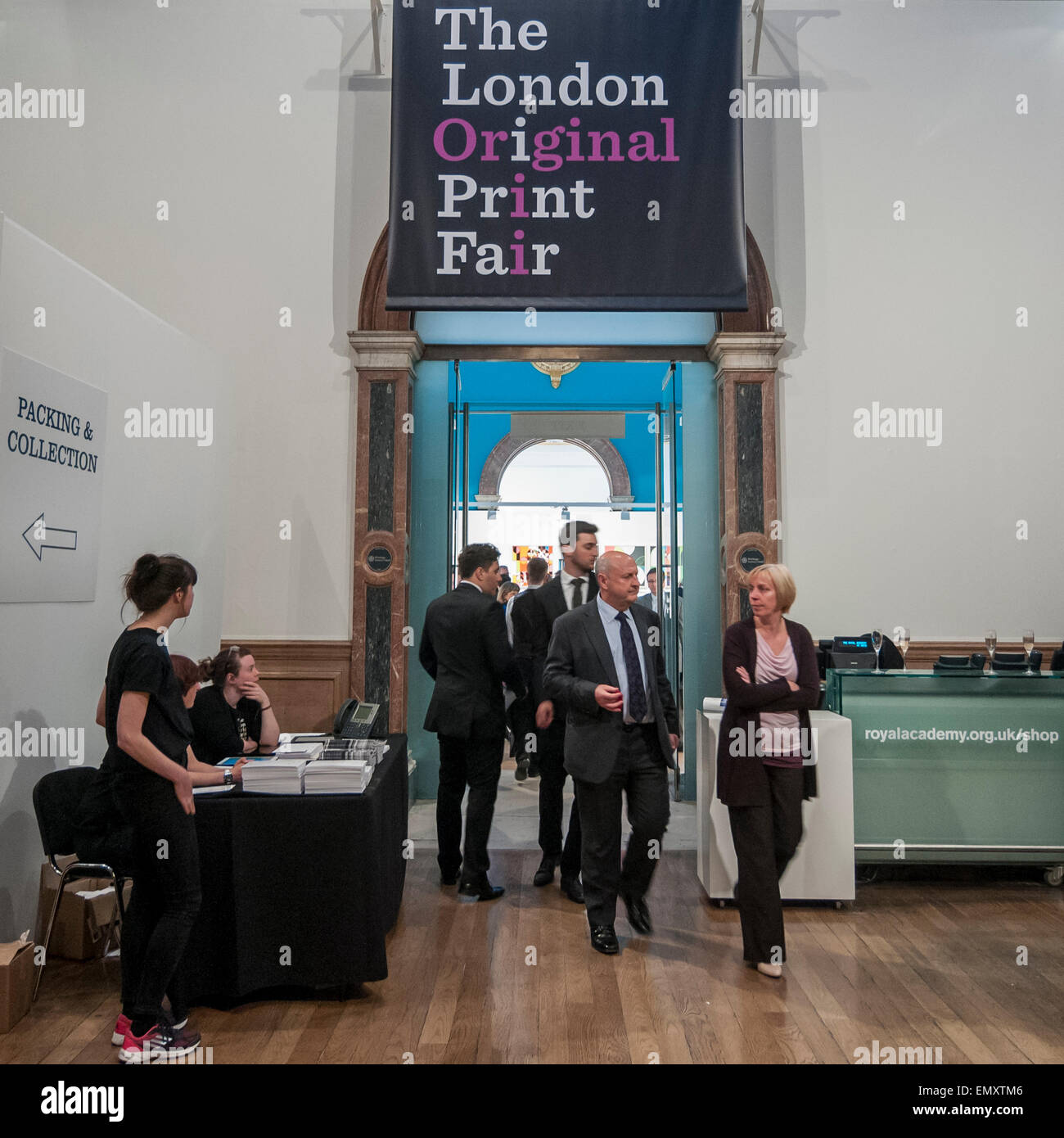 Piccadilly, Londra, Regno Unito. Il 22 aprile, 2015. Soci e Ospiti presso la rassegna stampa del trentesimo London Stampa originale, la fiera più grande d'Europa opere su carta, evento che si svolge presso la Royal Academy of Arts dal 23 al 26 aprile 2015. Sul display sono opere provenienti da tutti i periodi di incisione, fin dalle prime xilografie di Dürer, per le ultime edizioni di maestri contemporanei. Credito: Stephen Chung / Alamy Live News Foto Stock