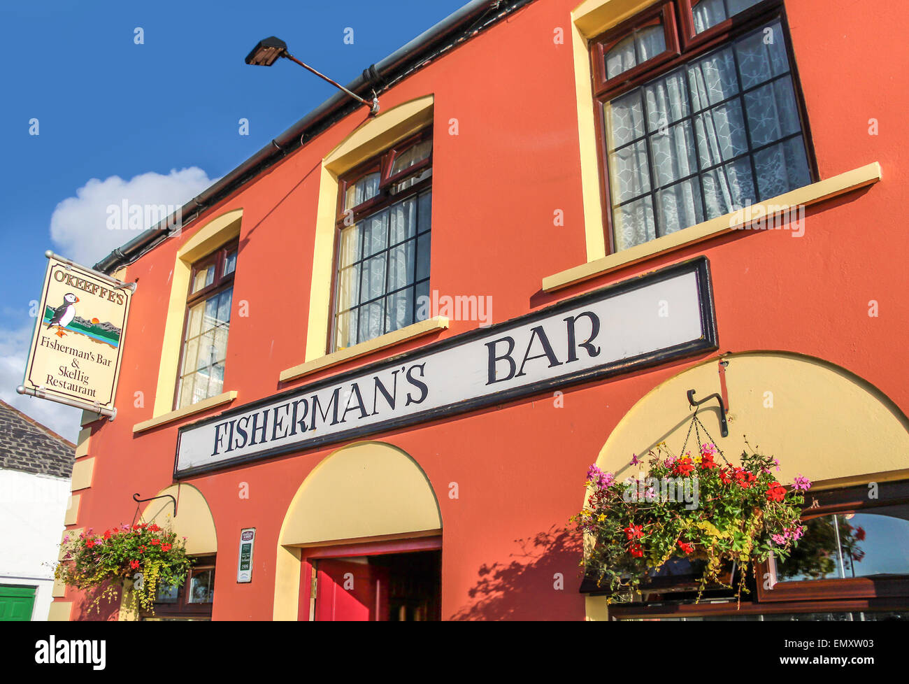 Pub colorati in Portmagee, nella contea di Kerry, Irlanda Foto Stock