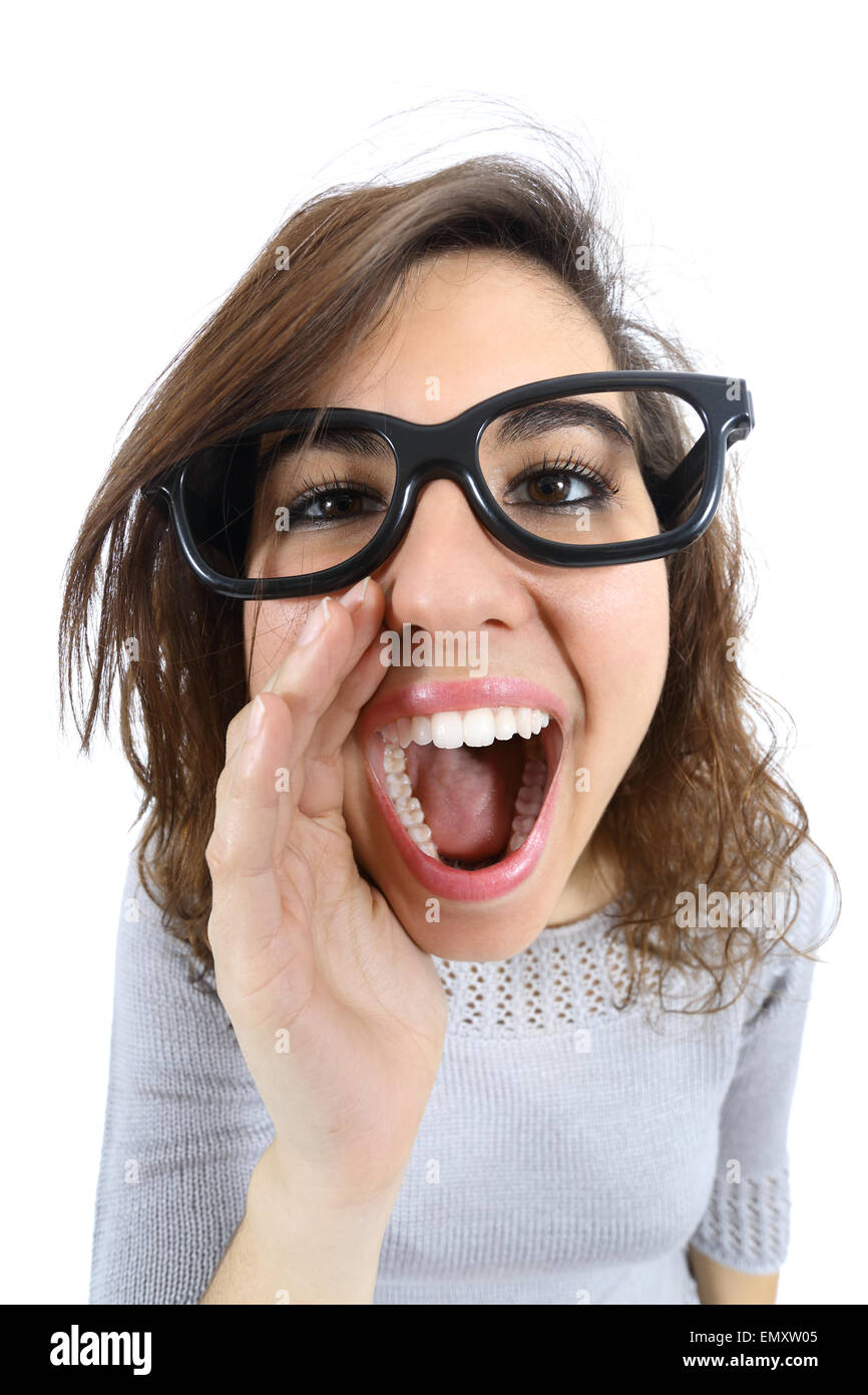 Funny Girl gridando e chiamando con la sua mano alla sua bocca isolato su uno sfondo bianco Foto Stock