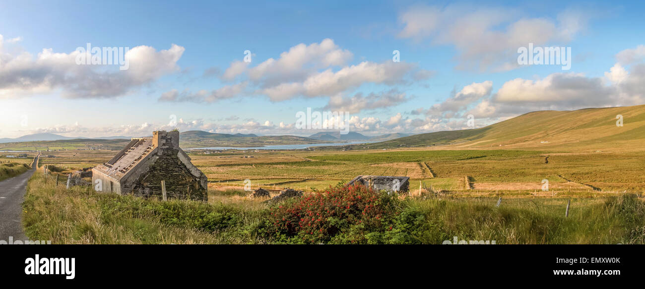 Paesaggio di pascolo e rovina vicino a Portmagee, nella contea di Kerry, Irlanda Foto Stock