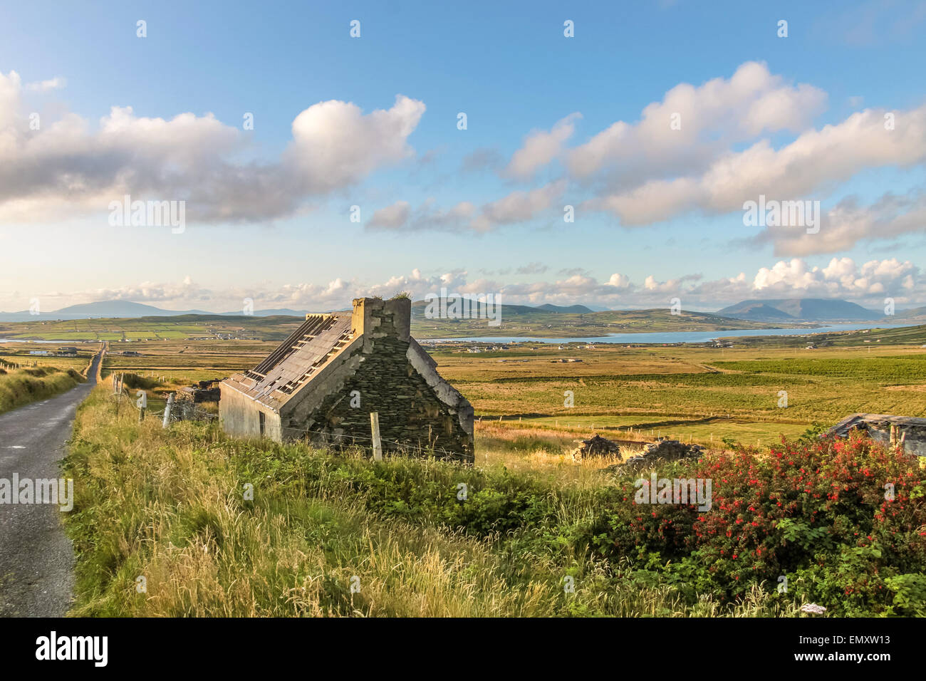 Paesaggio di pascolo e rovina vicino a Portmagee, nella contea di Kerry, Irlanda Foto Stock