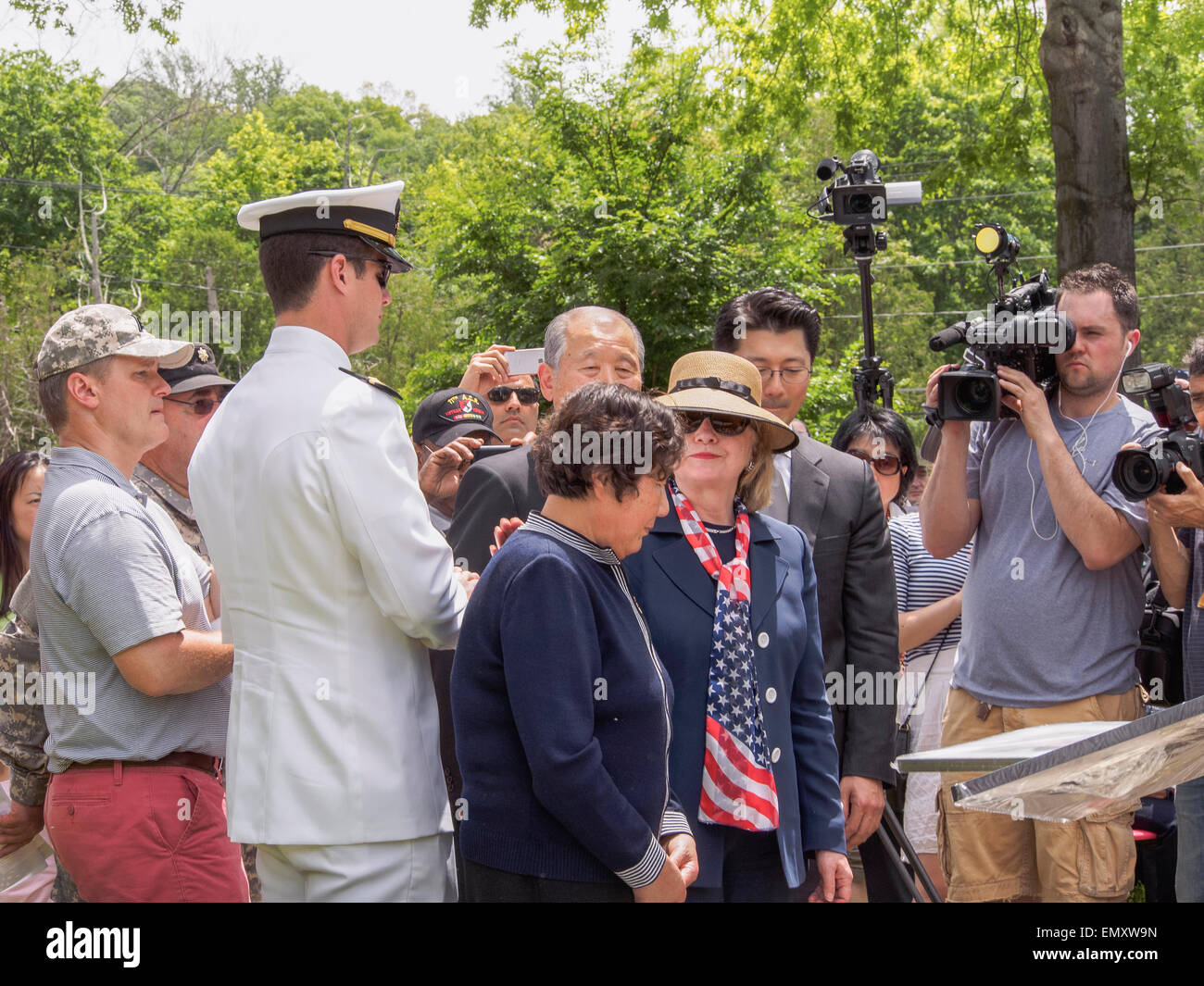 CHAPPAQUA, NY - 26 Maggio 2014: stella d'oro madre Chay presto, il cui figlio, Esercito SSgt Kyu Chay Hyuk è stato ucciso in Afghanistan, essendo confortati dal Segretario di Stato Hillary Clinton durante un giorno memoriale della celebrazione in cui un ponte in città è stato chiamato dopo il suo figlio. SSgt Kyu Chay Hyuk, un esercito crittografo sopravvissuto un primo tour of duty in Iraq, è nata in Corea del Sud ed è emigrato negli Stati Uniti con i suoi genitori negli anni ottanta. Il SSgt il padre e il fratello superstite stand appena dietro a. Foto Stock