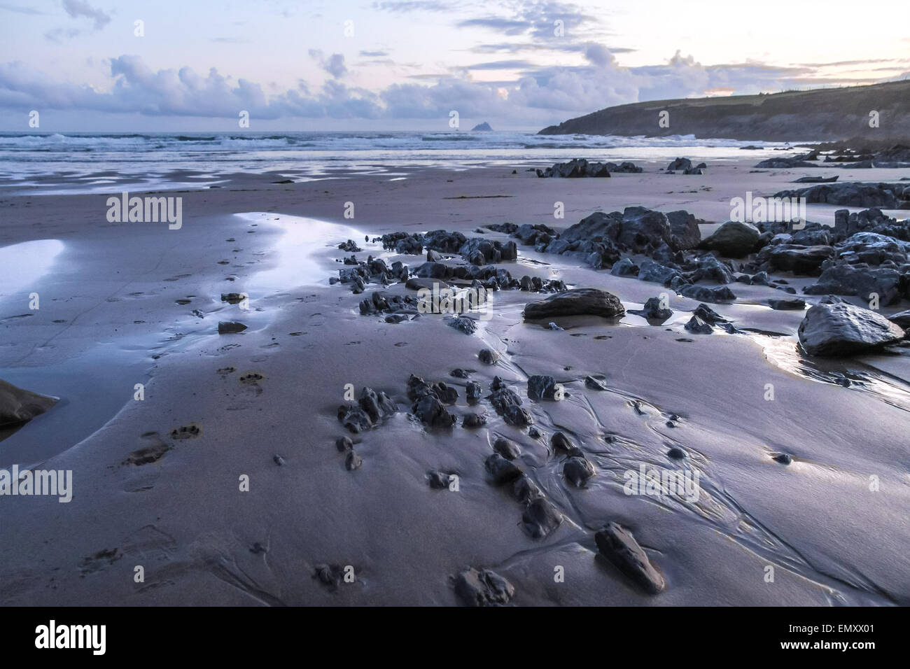 Pietre sulla spiaggia in caso di maltempo, nella contea di Kerry, Irlanda Foto Stock