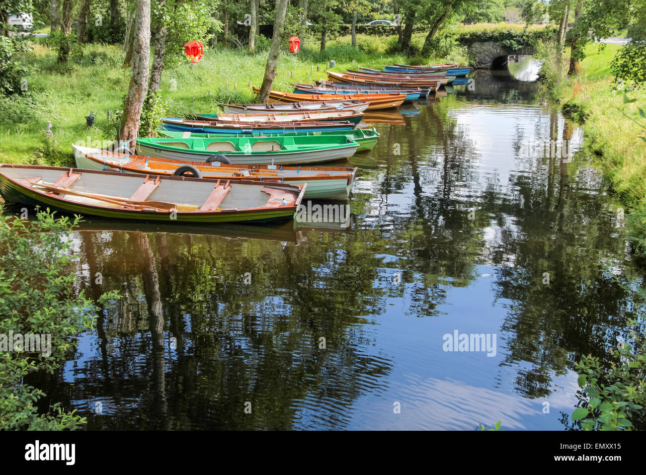 Barche a remi su un fiume tranquillo a Killarney, nella contea di Kerry, Irlanda Foto Stock