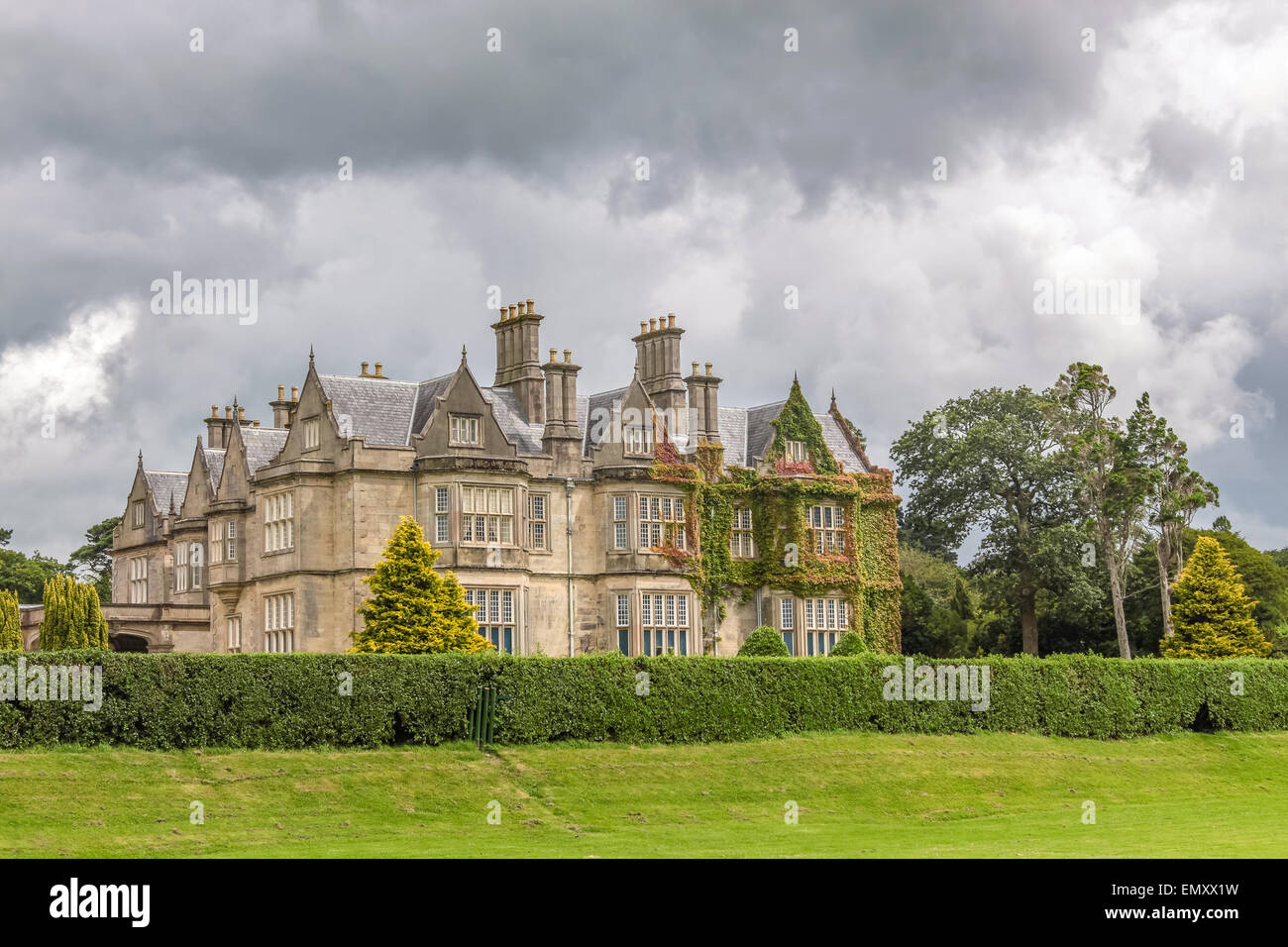 Muckross House a sud di Killarney, nel Parco Nazionale di Killarney, nella contea di Kerry, Irlanda Foto Stock