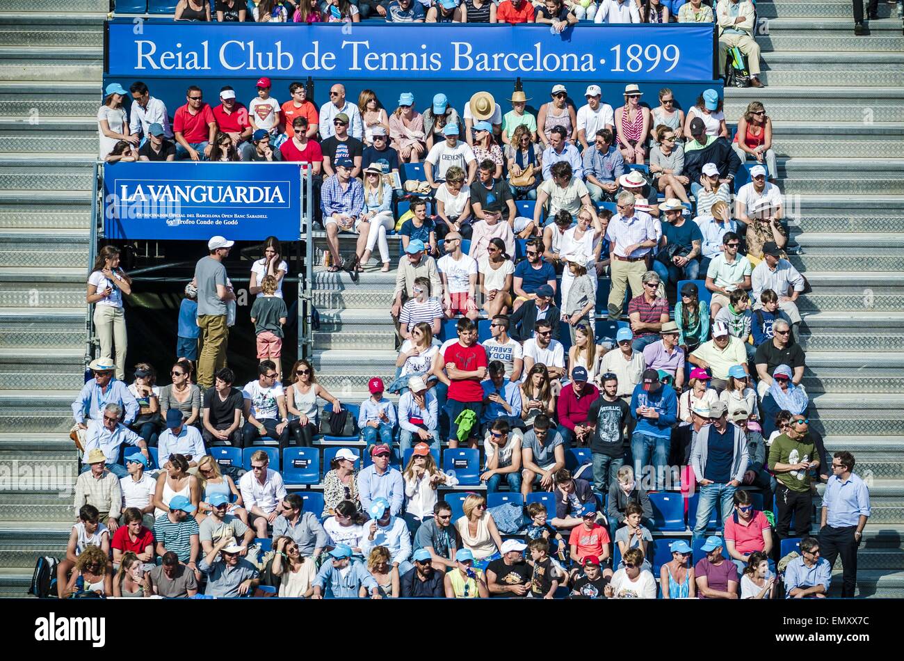 Barcellona, in Catalogna, Spagna. 23 apr, 2015. Supporto di spettatori Rafael Nadal dalla Spagna durante i suoi ultimi sedici round corrispondere durante il "Barcelona Open Banc Sabadell' 2015 che ha perso 4-6, 6-7 contro Fabio Fognini Credito: Matthias Oesterle/ZUMA filo/ZUMAPRESS.com/Alamy Live News Foto Stock