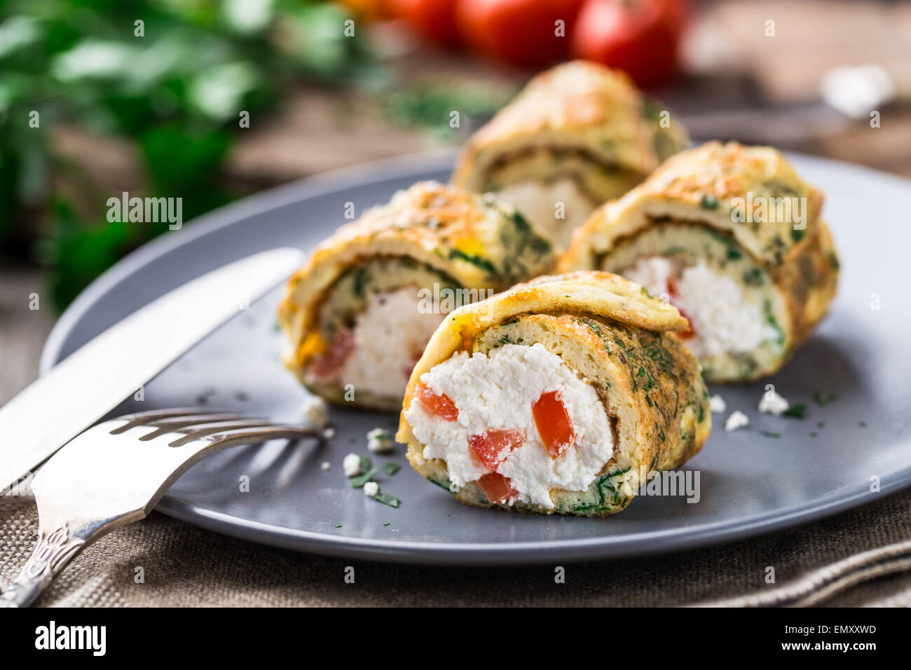 Rotoli di frittata con ricotta Foto Stock