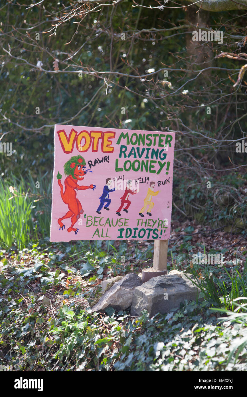 Edale, Derbyshire, Regno Unito. 23 apr, 2015. Elezioni generali Monster Raving Looney Party sostenitore della casa fatta firmare al di fuori di una casa Credito: Anthony Collins/Alamy Live News Foto Stock