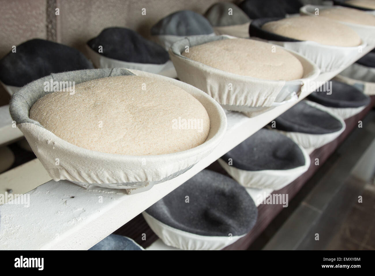 Forme per la cottura del pane riempito di impasto fresco Foto Stock