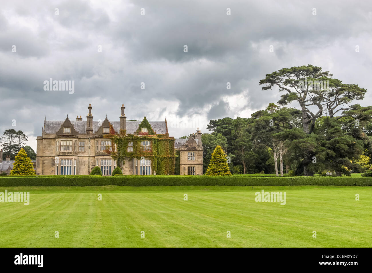 Muckross House a sud di Killarney, nel Parco Nazionale di Killarney, nella contea di Kerry, Irlanda Foto Stock