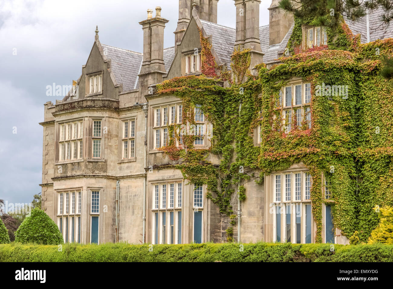 Muckross House a sud di Killarney, nel Parco Nazionale di Killarney, nella contea di Kerry, Irlanda Foto Stock