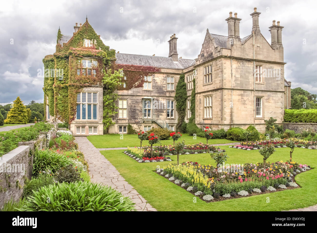 Muckross House a sud di Killarney, nel Parco Nazionale di Killarney, nella contea di Kerry, Irlanda Foto Stock