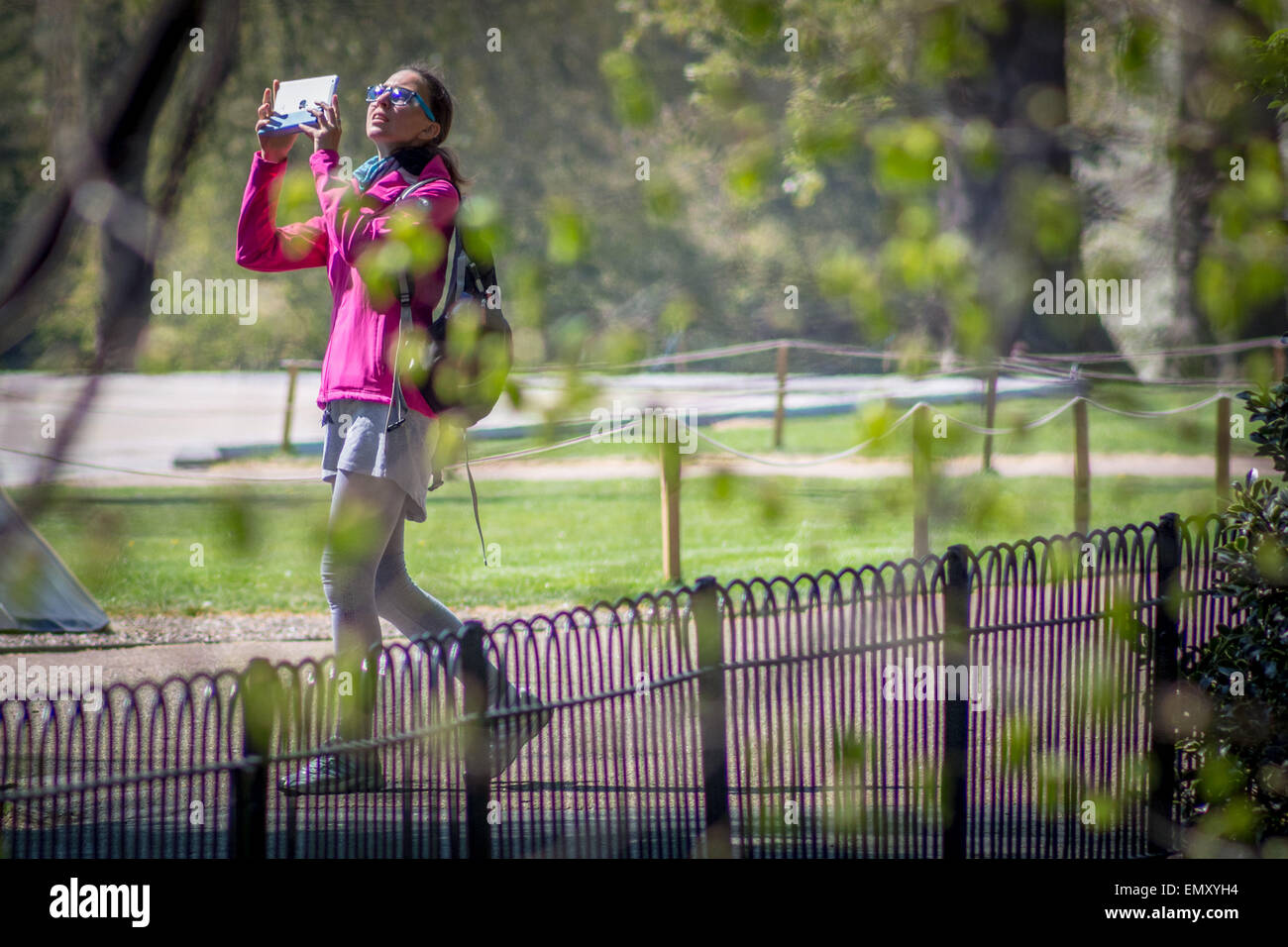 Londra, Regno Unito. 23nd Aprile, 2015. Regno Unito: Meteo il caldo sole primaverile Credito: Guy Corbishley/Alamy Live News Foto Stock