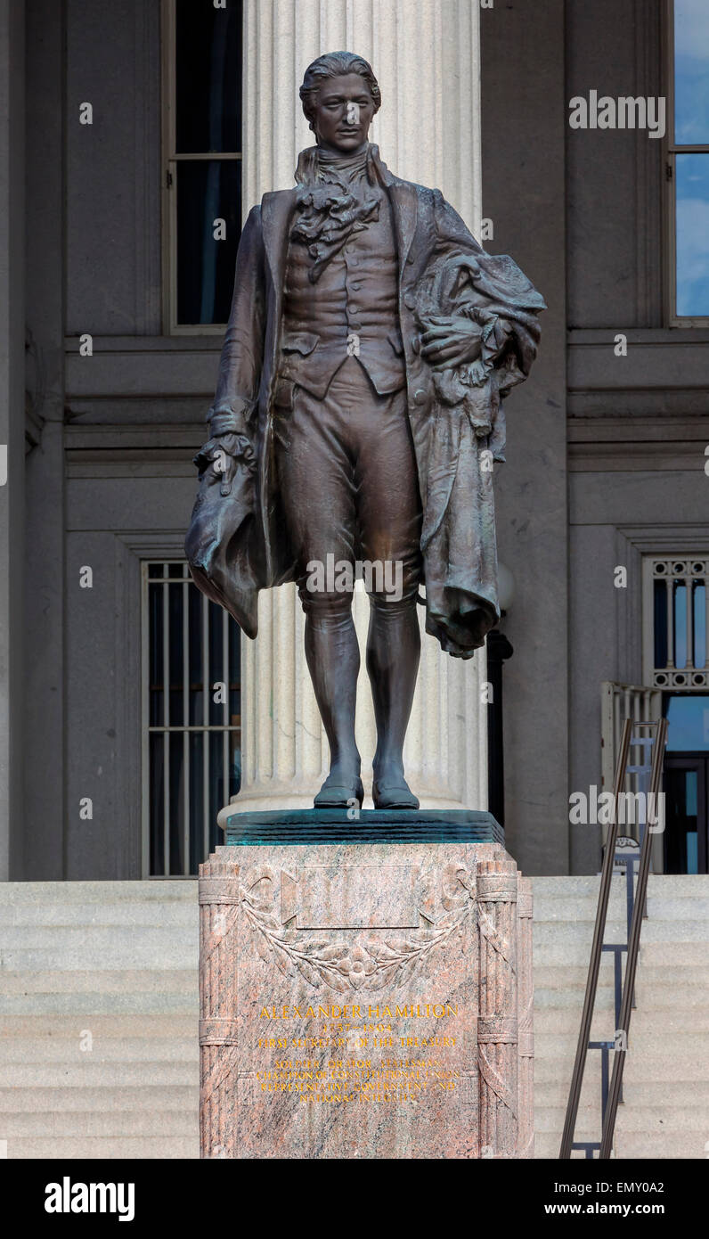 Noi Dipartimento del Tesoro Alexander Hamilton statua Washington DC James Fraser statua dedicata 1923. Uno dei padri fondatori Foto Stock