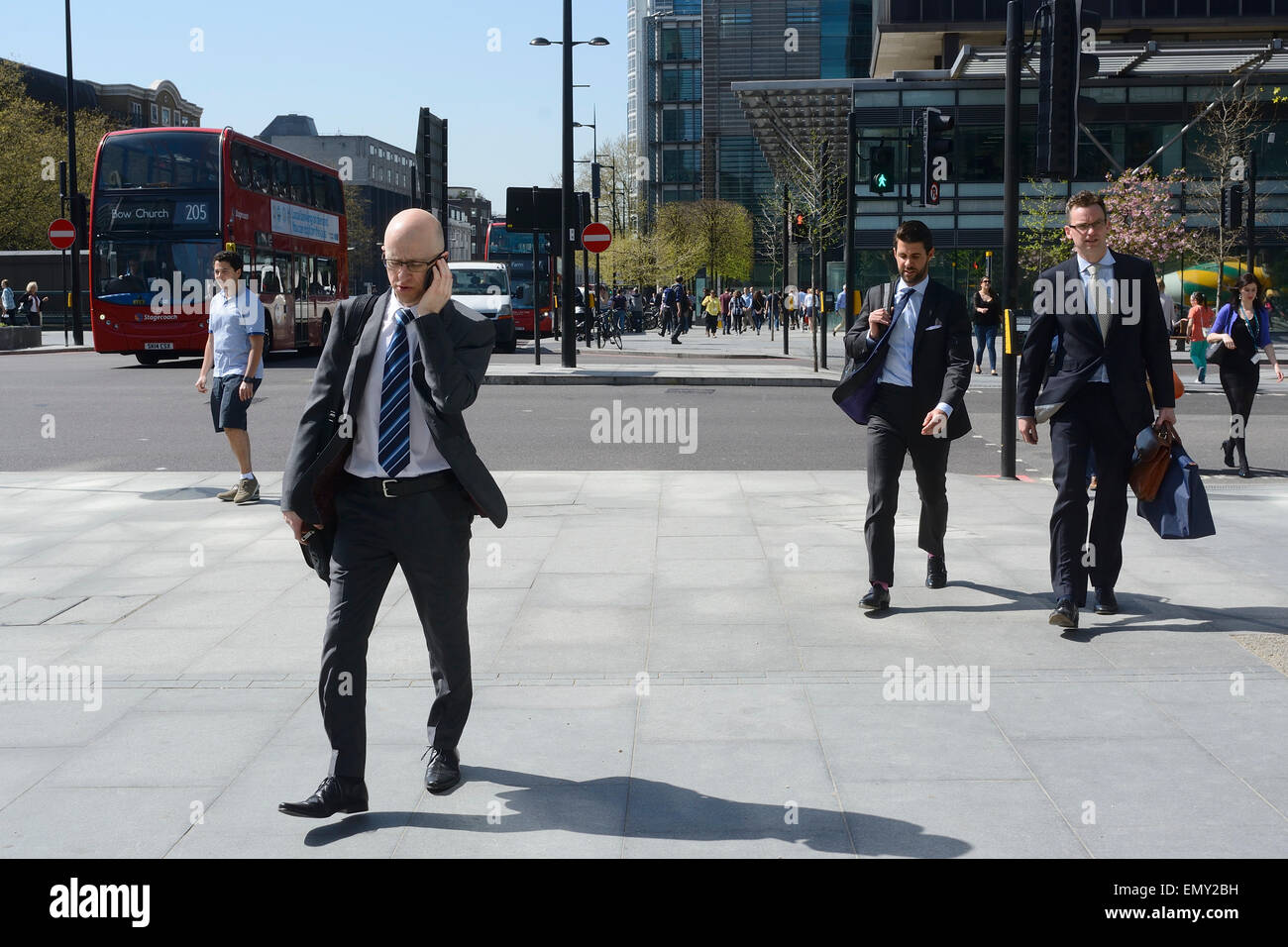 Gli uomini d' affari a piedi in strada a Londra Foto Stock