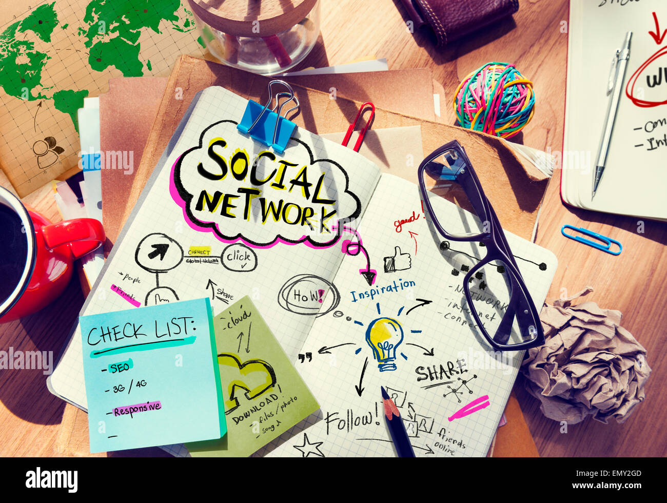 Scrivania con Social Network e concetto di connessione Foto Stock