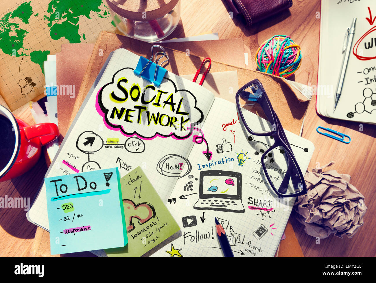 Scrivania con Social Network e concetto di connessione Foto Stock