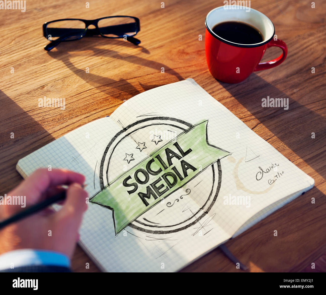 Tabella di Office con i Social Media Concept Foto Stock