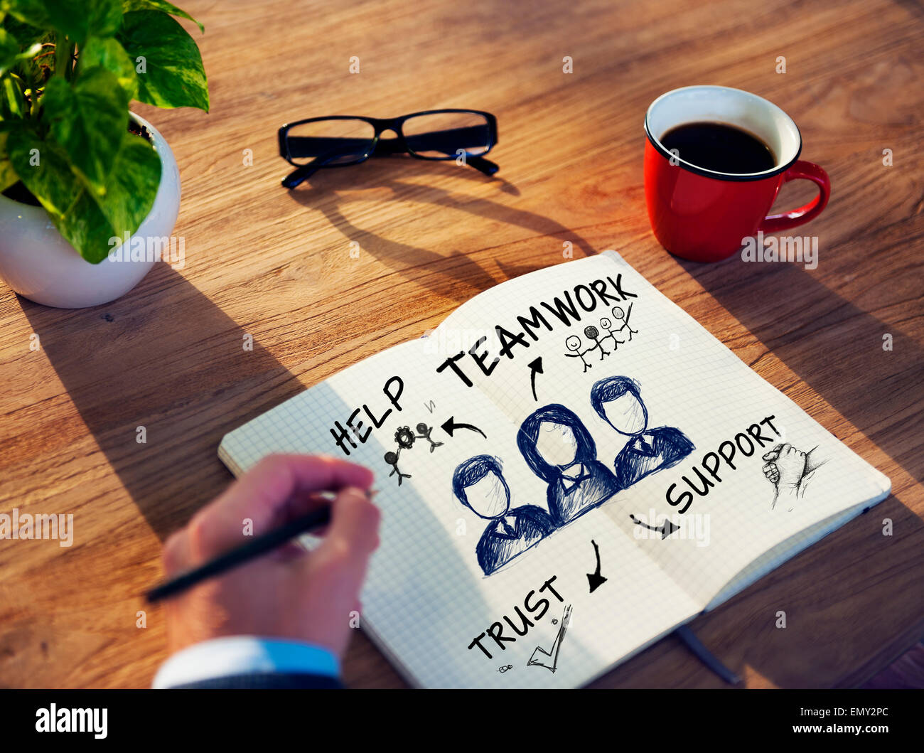 Uomo con un blocco appunti e il concetto di lavoro di squadra Foto Stock