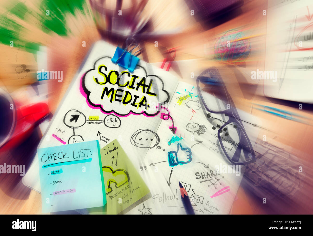 Scrivania con i Social Media e concetti di connessione Foto Stock